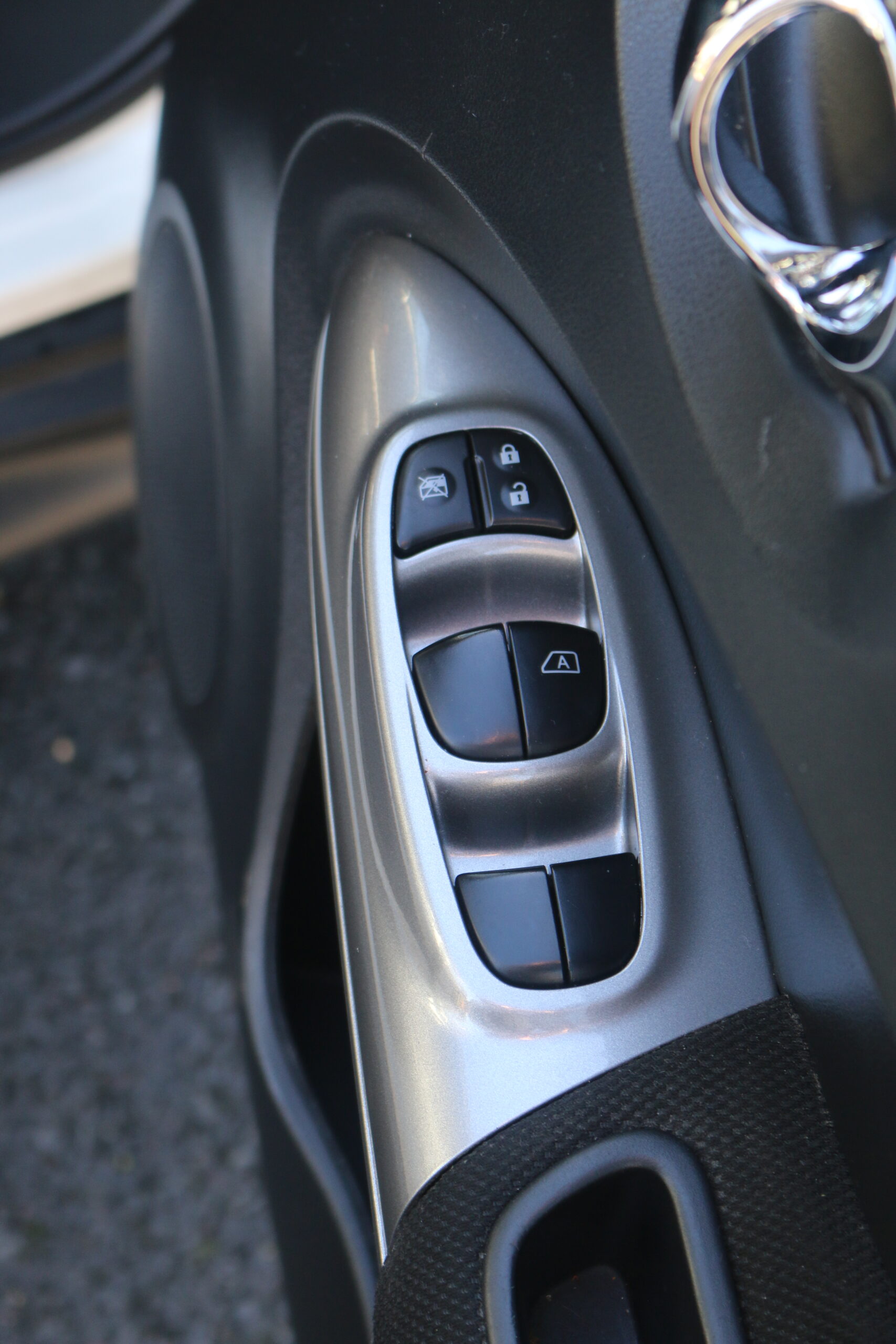 
								VOLKSWAGEN POLO full									