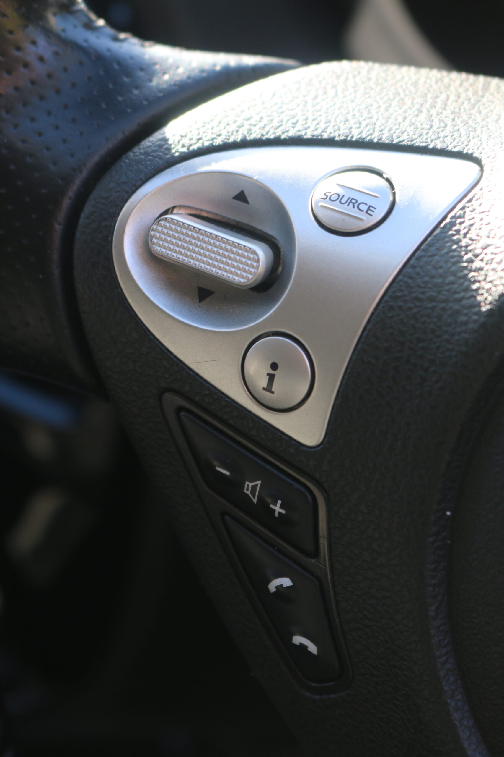 
								VOLKSWAGEN POLO full									