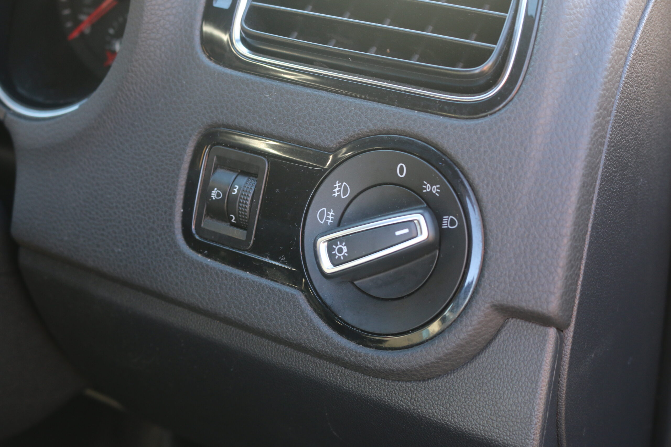 
								VOLKSWAGEN POLO full									