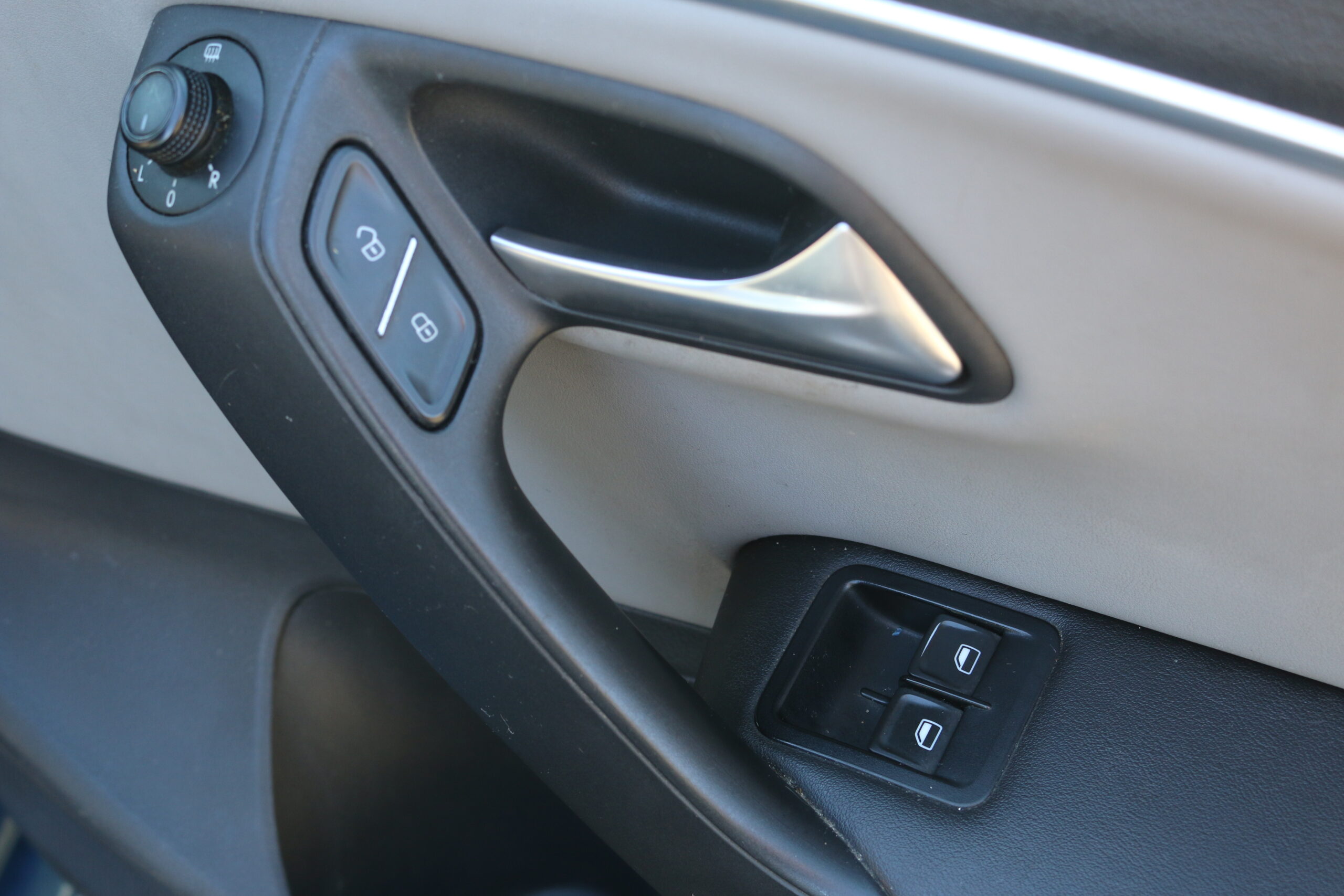 
								VOLKSWAGEN POLO full									